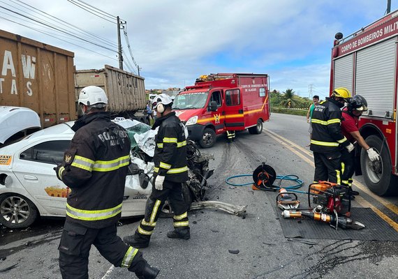 Vídeo: motorista de táxi morre após seu carro bater contra caminhão na Ladeira do Catolé