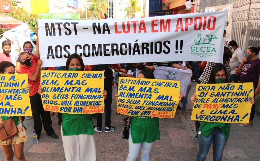 Comerciários protestam no Centro de Maceió por direitos