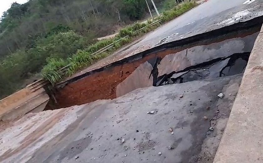 Trecho de ponte desaba e interdita BR-101 em Alagoas