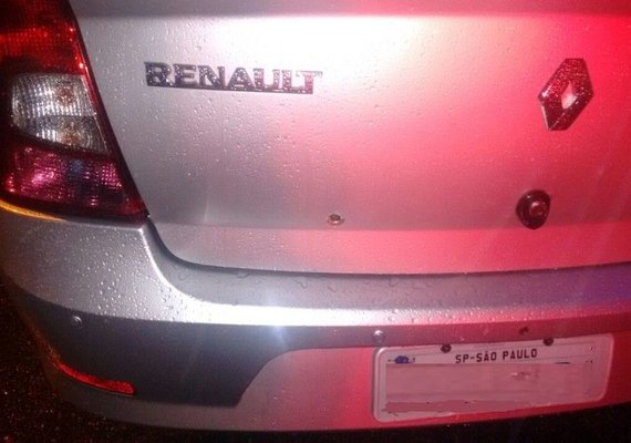 Criança de 6 anos é salva por cadeirinha ao ser baleada nas costas durante assalto