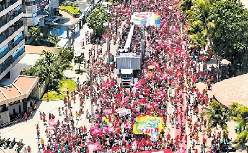 Apoiadores de Lula formam multidão na orla de Maceió