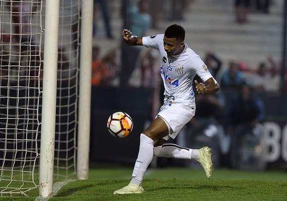 Com show de Vanderlei, Santos vence Estudiantes e vira líder