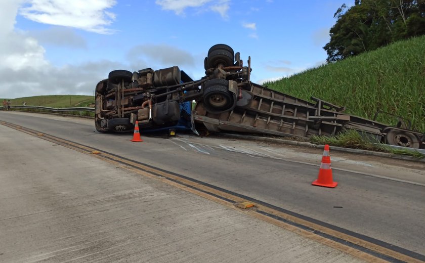 Caminhão tomba na BR-101 em Messias e PRF sinaliza pista para evitar acidentes no local