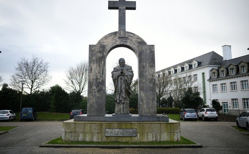 Estátua do papa João Paulo II cria discórdia em povoado francês