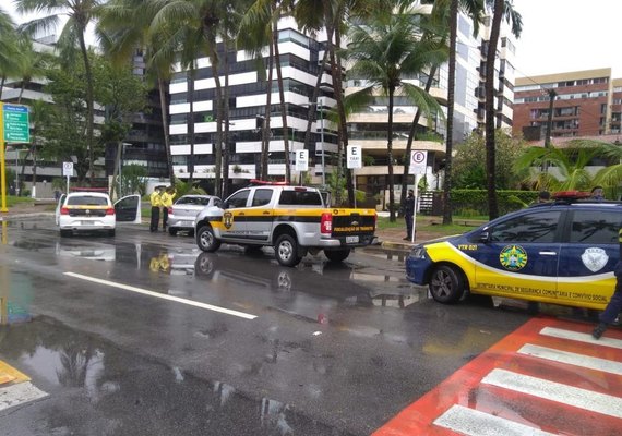 Agentes já autuaram 76 veículos por desrespeitarem Decreto Municipal