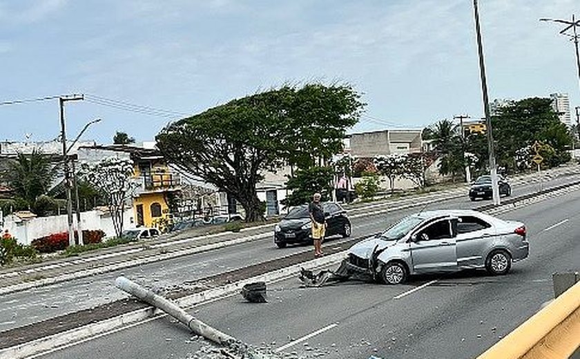 Carro derruba poste em Jacarecica