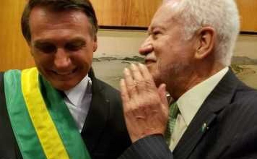 Alexandre Garcia tieta presidente Jair Bolsonaro e posta fotos em rede social