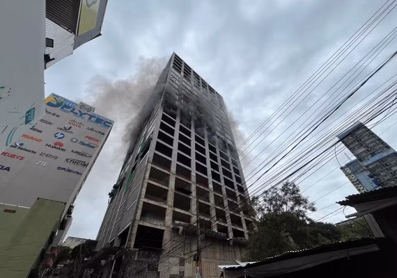Fumaça de incêndio em prédio em Cidade de Leste é vista de Foz do Iguaçu