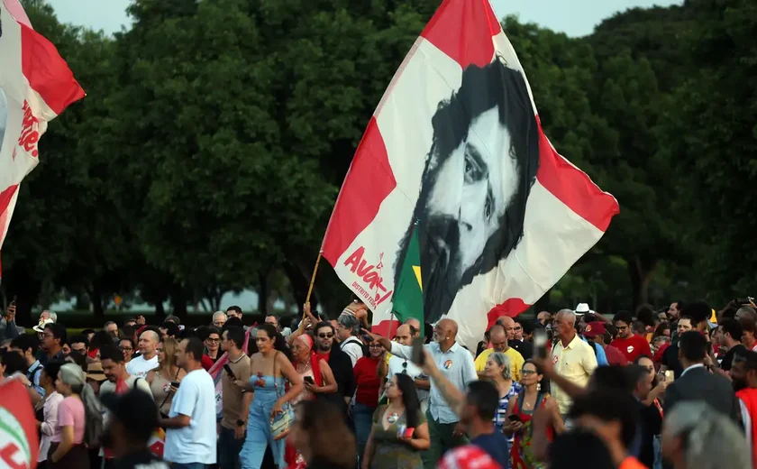 Lula e eleitores idosos se emocionam em 'festa de aniversário'