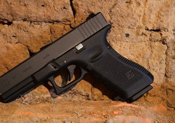 Mãe “brinca” com arma do marido PM em festa e mata filha de 16 anos com tiro acidental