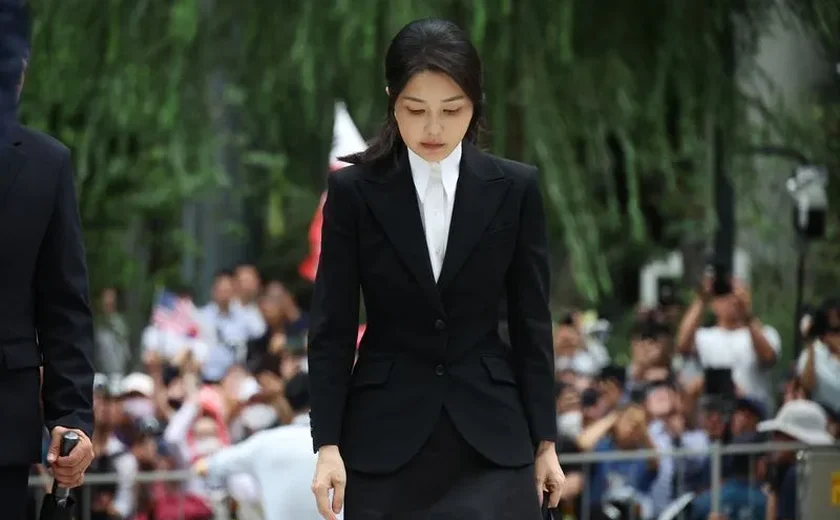 Ex-primeira-dama da Coreia do Sul é condenada à prisão por suborno