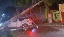 Condutor perde controle de veículo e colide em postes de energia elétrica