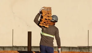 Salário na construção recua 22% em dez anos, diz IBGE