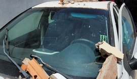 Veículo colide com residência em Marechal Deodoro; jovem é socorrido pelo CBMAL