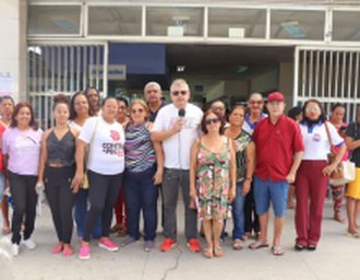 Técnico-administrativos realizam ato público na entrada do HU da Ufal