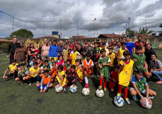 Escolinha de futebol oferta aulas de graça em Maceió