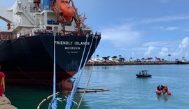 Navio com bandeira estrangeira desvia rota, atraca no Porto de Maceió e PF é acionada para fiscalização