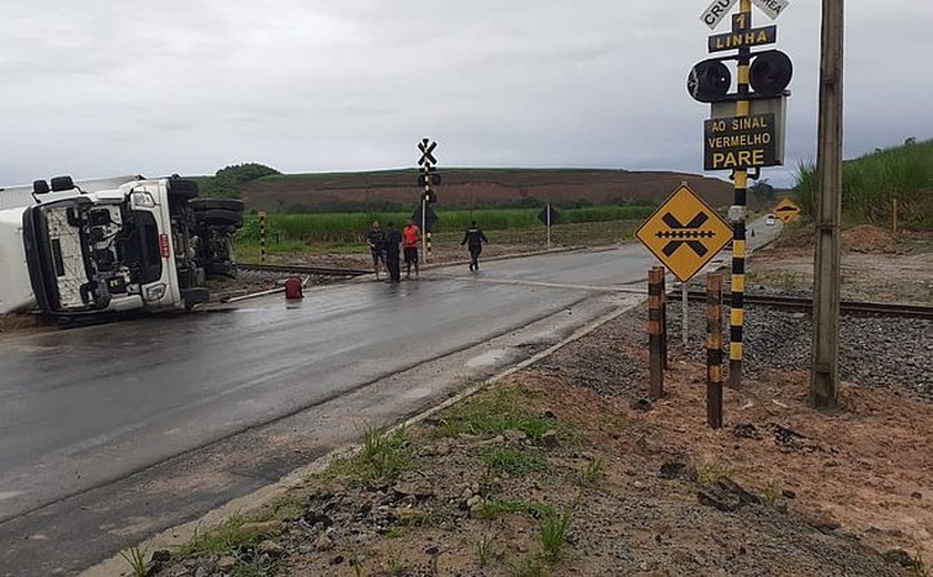 Caminhão tomba após colidir com VLT na Zona Rural de Rio Largo