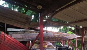 Motorista perde o controle da direção e destrói bar na Serraria