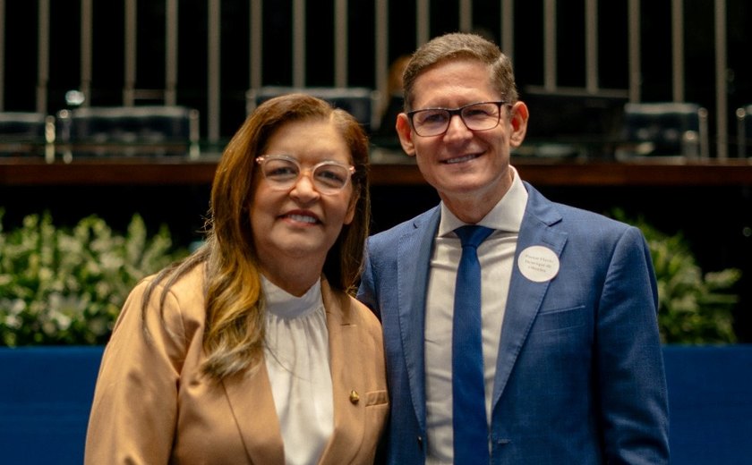 No Senado federal, Dra Eudócia entrega comenda ao presidente da Igreja Adventista do Sétimo Dia em Alagoas
