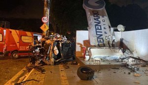 Motorista capota na Avenida Fernandes Lima e carro fica completamente destruído