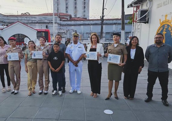 Estudantes do Colégio Tiradentes são premiados em concurso de redação da Marinha