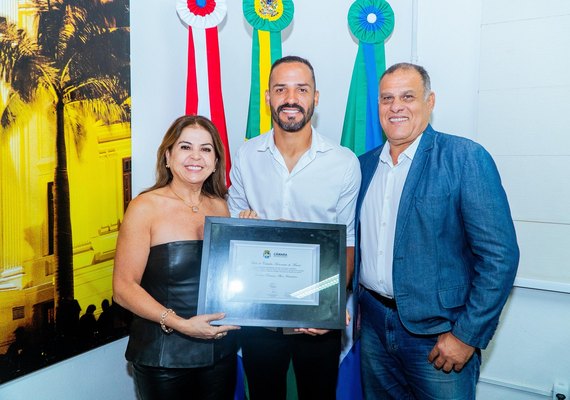 Em meio à polêmica por escalação contra o CRB, Anselmo Ramon recebe homenagem na Câmara de Maceió