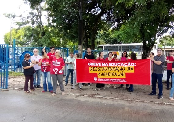 Professores e técnicos fazem protesto na entrada da Ufal
