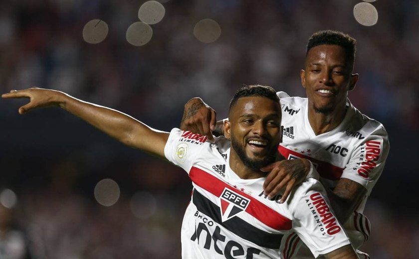 Com lance polêmico, São Paulo vence o Corinthians e cola no G4
