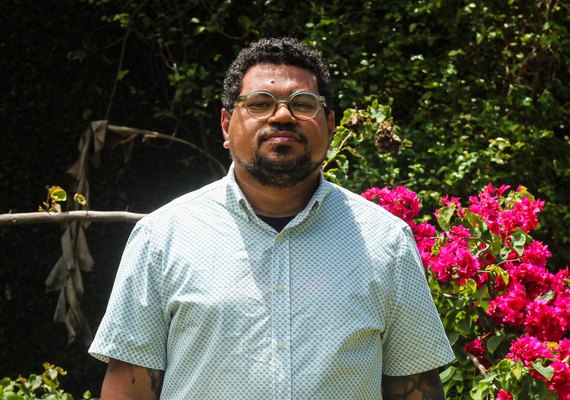 Jean Albuquerque lança audiolivro de “A ressaca do mar trincou meus ossos” e dá voz aos próprios versos