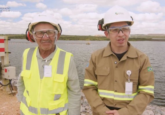 Neto que trabalha na MVV encontra com avô durante o evento Portas Abertas com as Comunidades