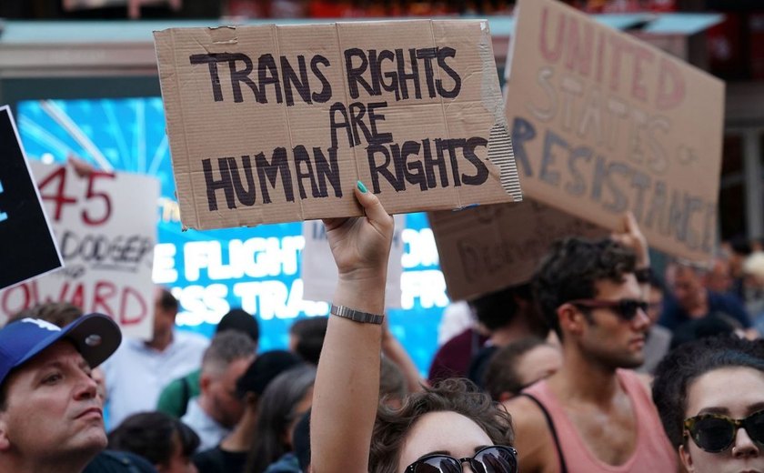 Tribunal dá razão ao governo de Donald Trump no veto a militares transgêneros