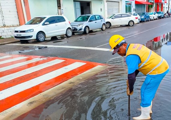Com a chegada das chuvas, prefeitura intensifica limpeza de bueiros em Arapiraca