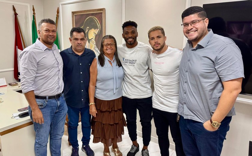 Em meio à crise no CSE, prefeita recebe jogadores e garante transparência sobre repasses