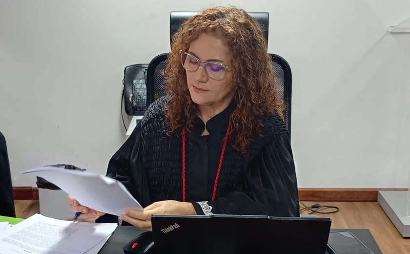 Irmã de Mikaele passa mal durante júri de Albino Santos, em Maceió