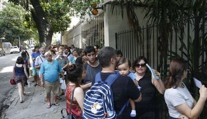 Moradores do RJ enfrentam longas filas para tomar vacina contra a febre amarela