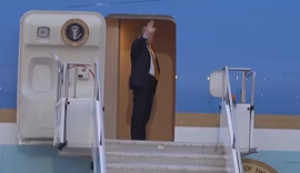 Sob ameaça do Irã, Trump usou caminhão para trocar de avião