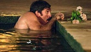 Ernesto se esconde no lago da mansão para se safar de Araújo em 'Êta Mundo Bom'