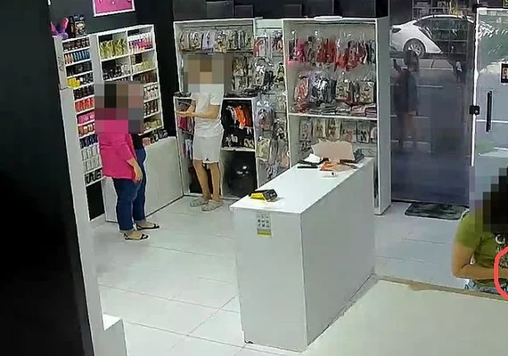 Casal entra em loja de sex shop e furtam vibradores e plug anal em Maceió