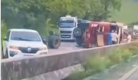 Carreta tomba na BR-101 e provoca retenção em trecho de Flexeiras