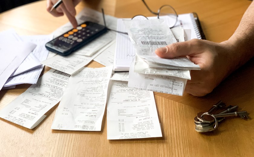 63% dos brasileiros apontam parcelamento como uma forma de quitar dívidas, mostra Serasa