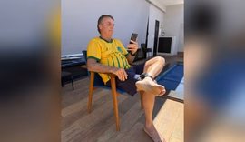 Com tornozeleira, Bolsonaro acompanha ato pró-anistia por videochamada