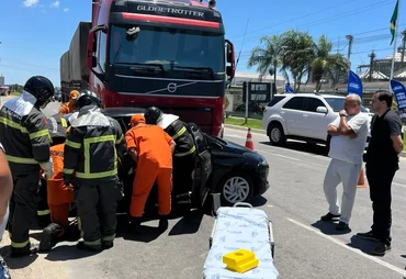 Motorista fica ferido após carro bater em carreta na AL-220, em Arapiraca