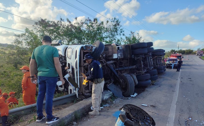 Carreta tomba na BR-101 em São Sebastião e homem morre embaixo do veículo