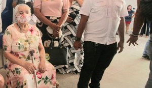Eleitora de 95 anos simboliza desejo do arapiraquense decidir o seu destino