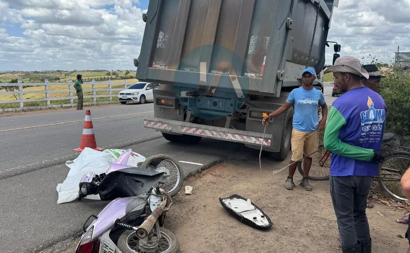Homem morre em acidente envolvendo caminhão caçamba e motocicleta em Arapiraca