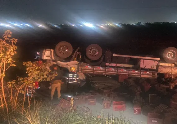 Motorista de caminhão morre após saída de pista seguida de capotamento em ribanceira