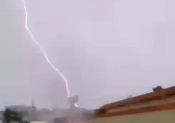 Morador registra momento em que raio atinge Rio Largo durante forte chuva