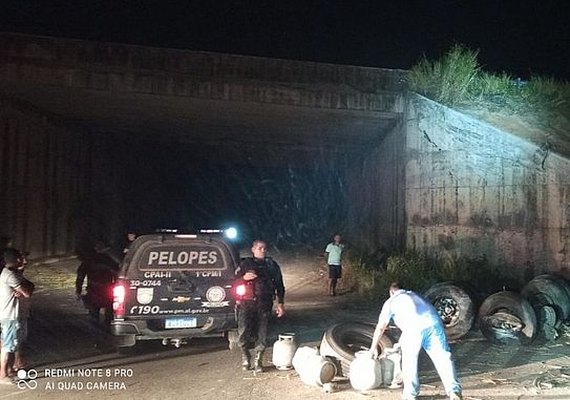 Caminhão carregado de botijões de gás tomba e parte da carga é saqueda