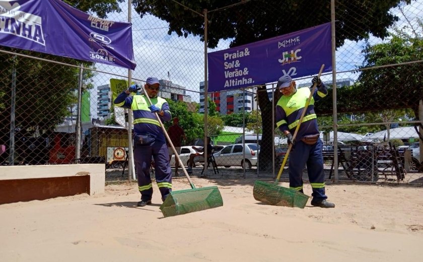Prefeitura intensifica limpeza de quadras de areia em Maceió
